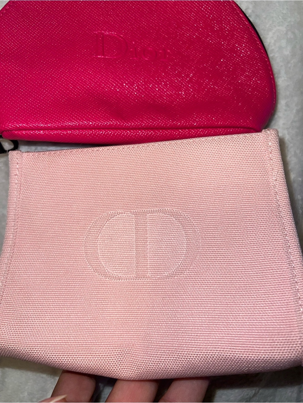 Dior makeup pouches comes with both - Picture 3 of 8